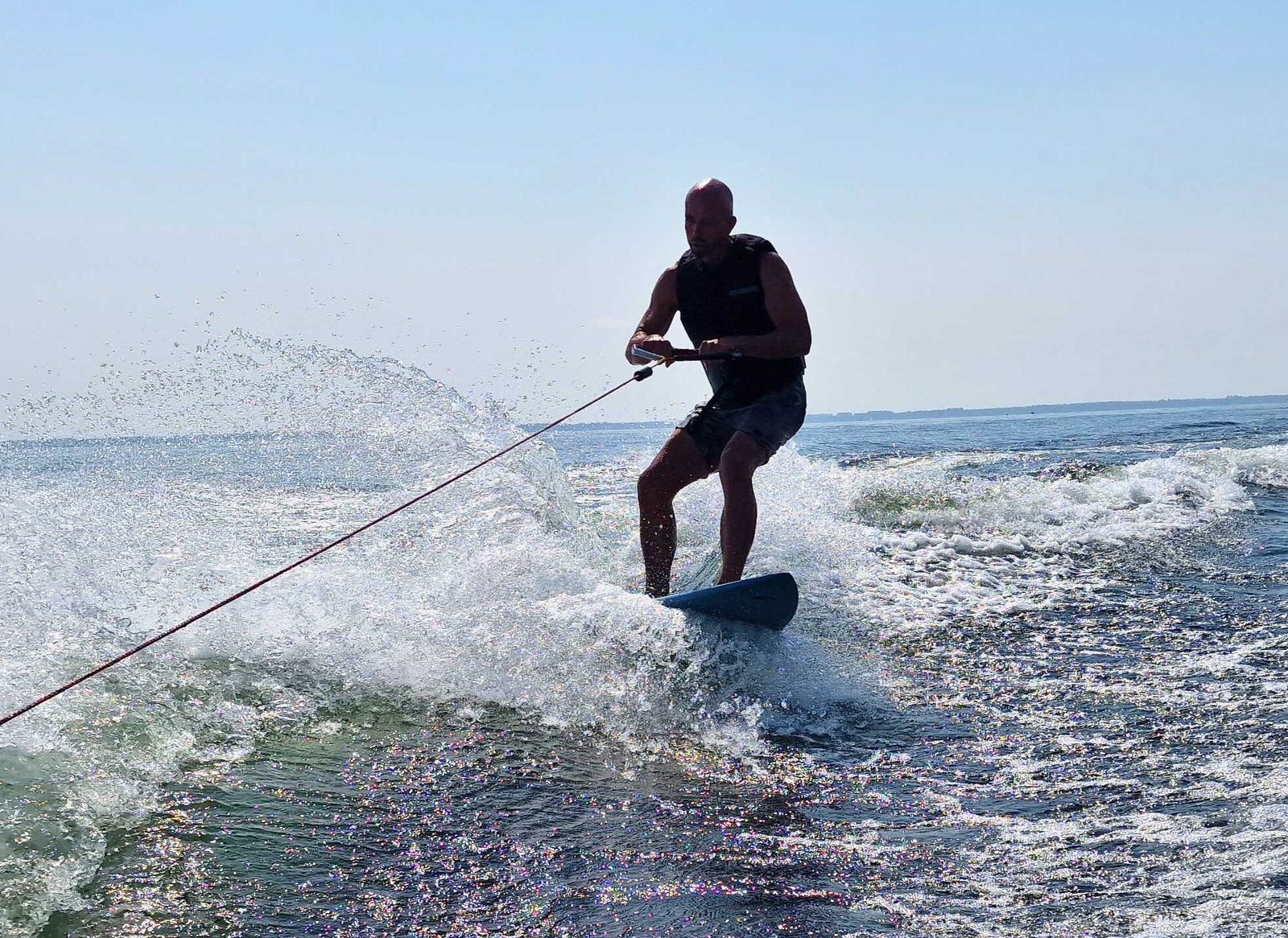 Wakesurf, glisse et gerbe d'eau