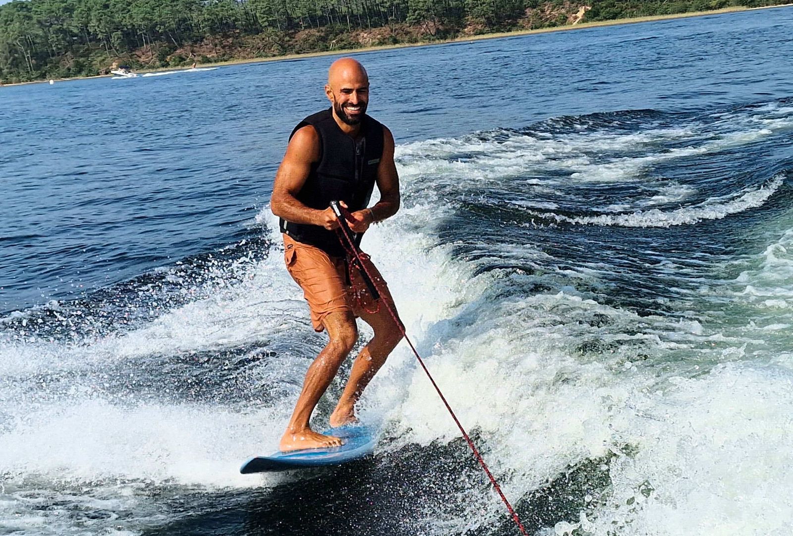 Wakesurf sur le lac de Biscarrosse, tout sourire